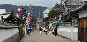 町並みの中を歩く