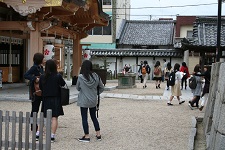 神社にて