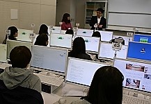 パソコンで検索中
