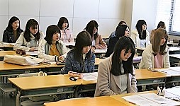 話を聞いている様子