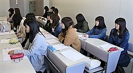 話を聞いている様子 2