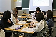 グループで考えている様子