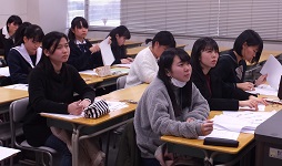 発表を見ている様子 2
