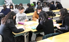 発表の内容をまとめている様子 1